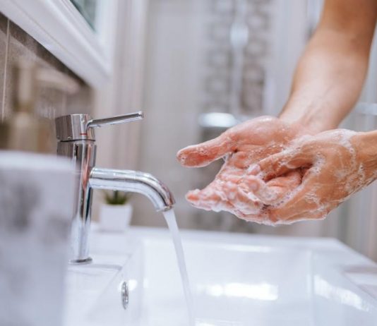 Mjeku ma ka ndaluar përdorimin e ujit, si duhet të veproj për abdes?