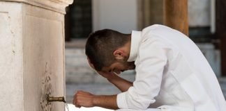 A lejohet që gjatë abdestit të mos bëhet pastrimi i veshëve për shkak të dhembjes kur uji depërton në vesh?