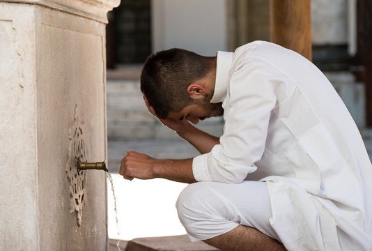 A lejohet që gjatë abdestit të mos bëhet pastrimi i veshëve për shkak të dhembjes kur uji depërton në vesh?