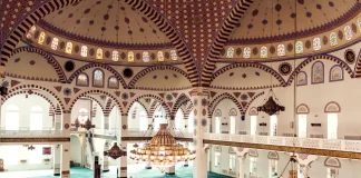 A prishet namazi nëse një i moshuar na del përpara?