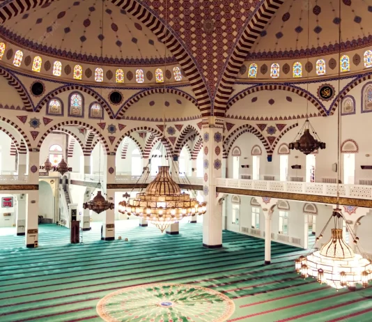 A prishet namazi nëse një i moshuar na del përpara?