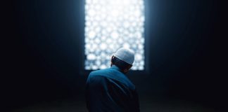 A prishet namazi dhe abdesi nëse qan në namaz për gjërat e kësaj bote?