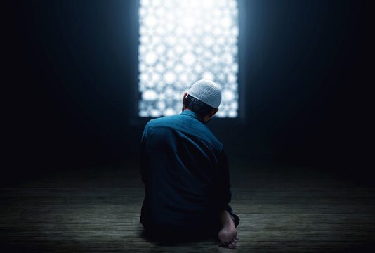 A prishet namazi dhe abdesi nëse qan në namaz për gjërat e kësaj bote?
