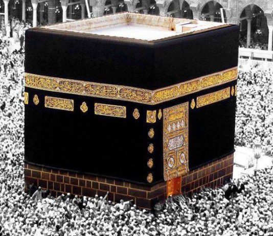 Pse kthehemi në drejtim të Qabesë për faljen e namazit?