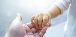 S’kam fëmijë, a më lejohet të adoptoj një fëmijë që s’e ka asnjërin prind?