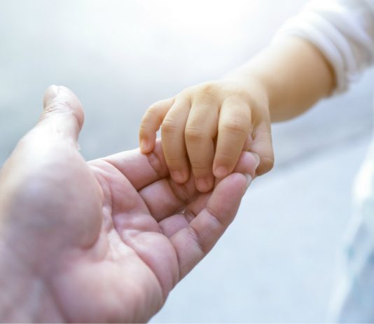 S’kam fëmijë, a më lejohet të adoptoj një fëmijë që s’e ka asnjërin prind?