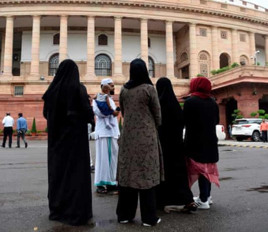 A është e lejuar t’u flitet personave jo mahremë?