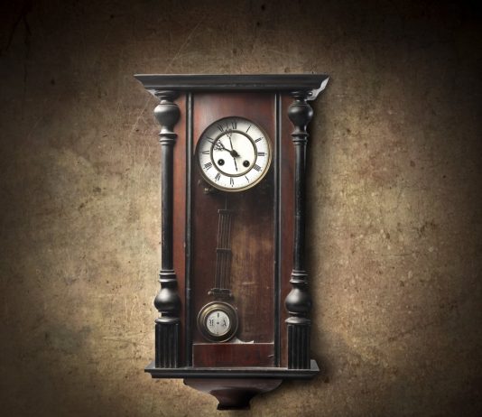 A lejohet të vihen në xhami ora të cilat gjatë leximit të Kuranit nxjerrin tinguj që ngjasojnë me tingujt e këmbanave?