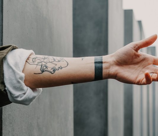 Nëse në trup ke tatuazh, a është kjo pengesë për faljen e namazit?