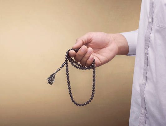 A është namazi i plotë nëse nuk i bën tesbihet?