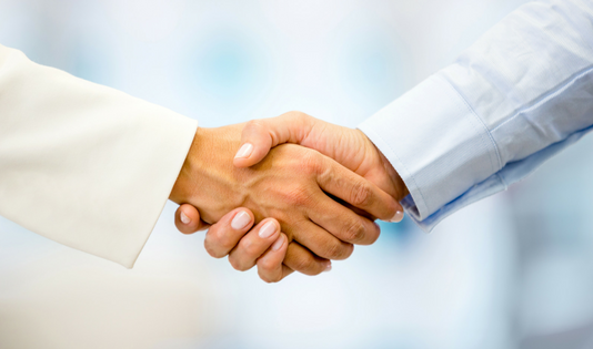 Kë lejohet të përshëndes me dorë?