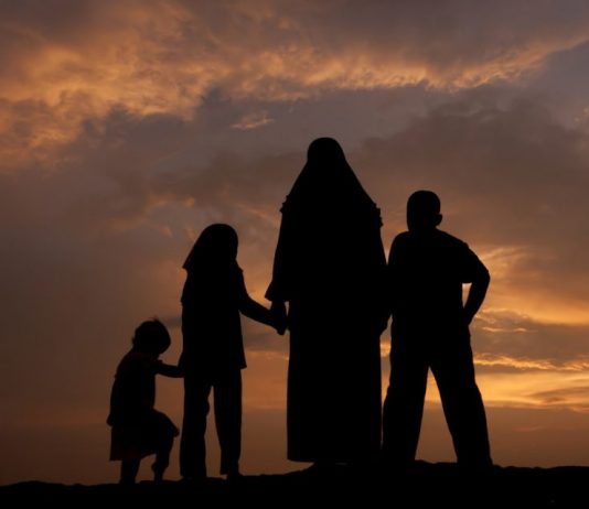 A lejohet ardhja e grave në xhami së bashku me fëmijët e tyre të vegjël?