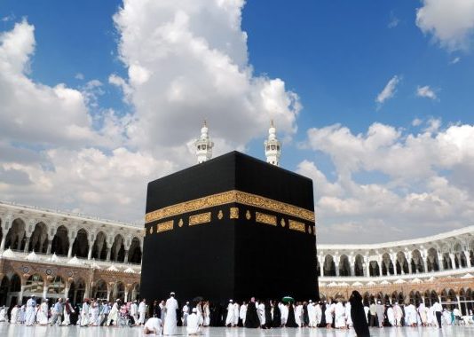 Cilat janë obligimet e femrës gjatë ihramit dhe si duhet të jetë veshja e saj gjatë umres apo haxhit?