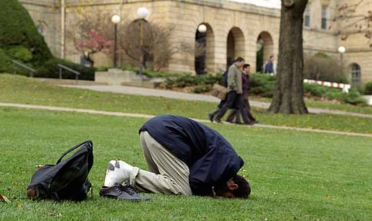 Si falet namazi në udhëtim?