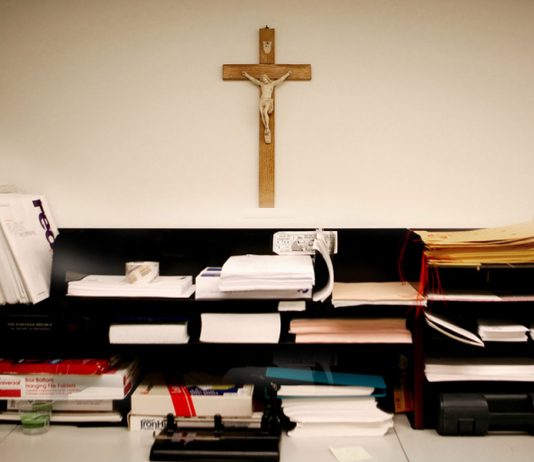 E kam djalin e sëmurë dhe më ka ofruar ndihmë një shoqatë e krishterë. A bën të pranohet kjo ndihmë?