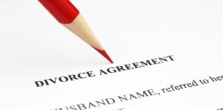 Kujt i takon kujdestaria e fëmijës në rast divorci?