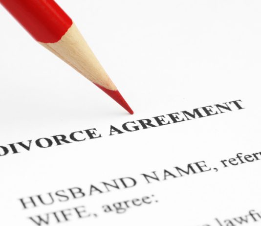 Kujt i takon kujdestaria e fëmijës në rast divorci?