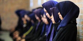 A i lejohet femrës muslimane të dalë në rrugë e grimosur?