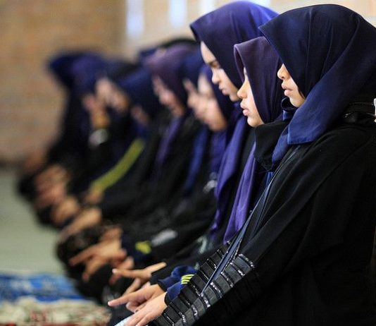 Si duhet këshilluar motrat muslimane një grua thirrëse?