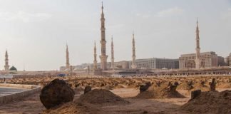 A lejohet të falet namazi i xhenazes mes varrezave?