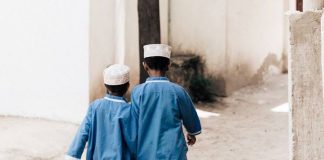 Cila është mosha precize që e bën të obligueshëm namazin e agjërimin?