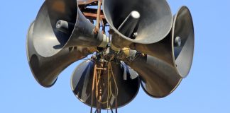 A lejohet lëshimin e ezanit të inçizuar për të paralajmëruar hyrjen e kohës të namazit?