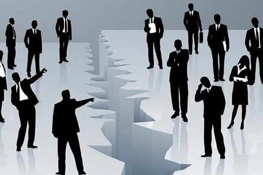 A lejohet pjesëmarrja në shoqëritë tregtare nëpërmjet aksioneve të përziera?