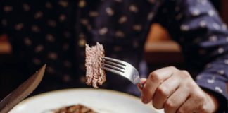 Pse është e ndaluar të hamë me dorën e majtë? Ushqimi me dorë të majtë