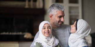 A i lejohet muslimanes të rri pa mbulesë para dajës së nënës?