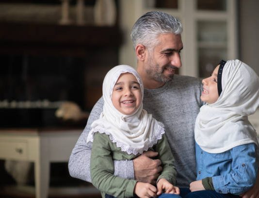 A i lejohet muslimanes të rri pa mbulesë para dajës së nënës?
