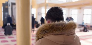 A lejohet bashkimi i namazeve për shkak të shkollës e punës?