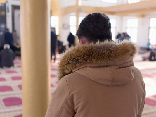 A lejohet bashkimi i namazeve për shkak të shkollës e punës?