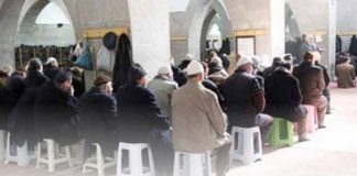 E kam operuar gjurin, a më lejohet të falem në karrige?