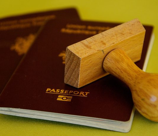 A lejohet të gënjejmë për të fituar nënshtetësinë e një vendi tjetër?