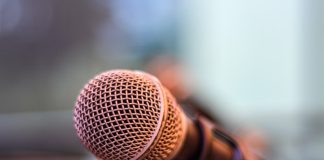 Ndezja e mikrofonit gjatë namazit pasi të vie rryma