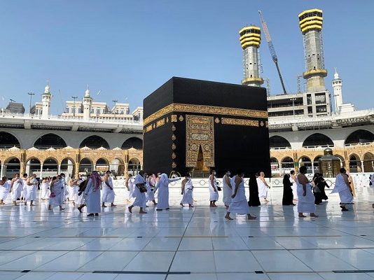 Ai që ka borxhe, a duhet ta kryejë haxhin?