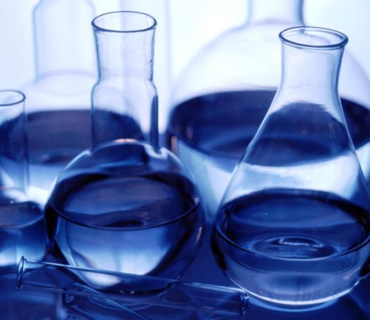 A lejohet ngrënia e artikujve ushqimor që përmbajnë alkool etilik?