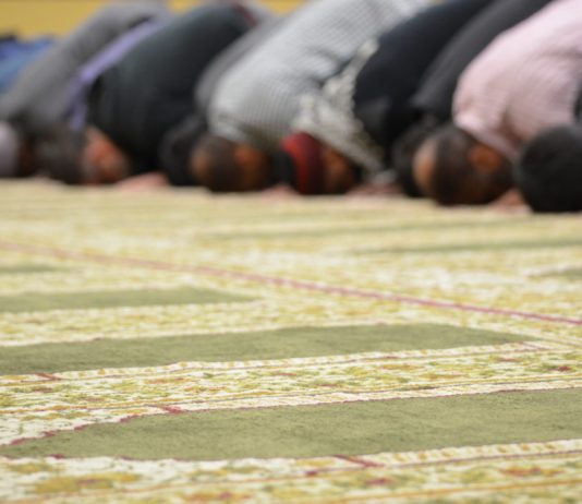 A lejohet të falet farzi pas atij që po fal nafile?