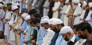 A lejohet të parakalohet imami nga xhemati me veprime në namaz?