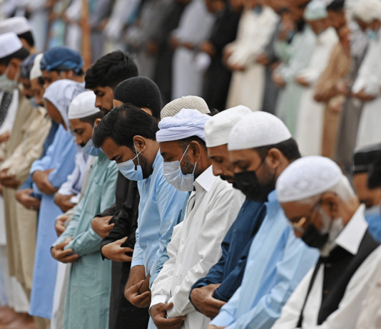 A lejohet të parakalohet imami nga xhemati me veprime në namaz?