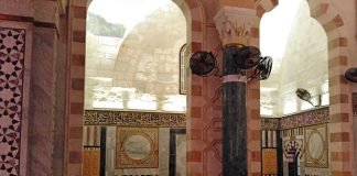 A lejohet namazi në mes të shtyllave?