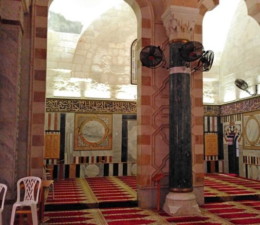 A lejohet namazi në mes të shtyllave?