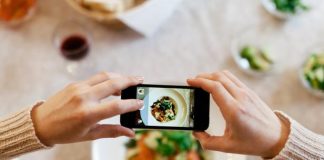 A është gjynah të postojmë në mediat sociale fotografi me ushqim dhe pije në tavolinë?