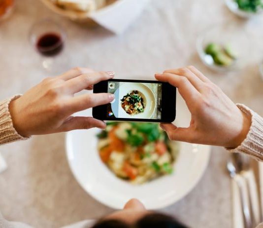 A është gjynah të postojmë në mediat sociale fotografi me ushqim dhe pije në tavolinë?