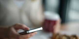 A lejohet të ndahem nga i fejuari nëse e gjej që ai flet me femra të tjera?