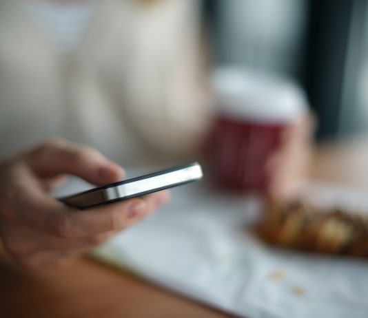 A lejohet të ndahem nga i fejuari nëse e gjej që ai flet me femra të tjera?