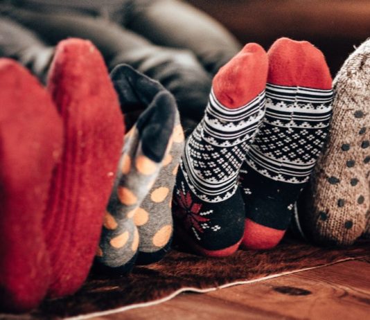 A lejohet t’i jepet mes’h dy palë çorapeve kur bën ftohtë?