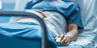Jam i shtruar në spital, a lejohet t’i bashkoj namazet?