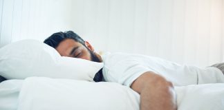 A është i lejuar gjumi në bark?