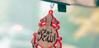 A lejohet vendosja e emrit të Allahut ose atë të Muhamedit ﷺ mbrapa në veturë?